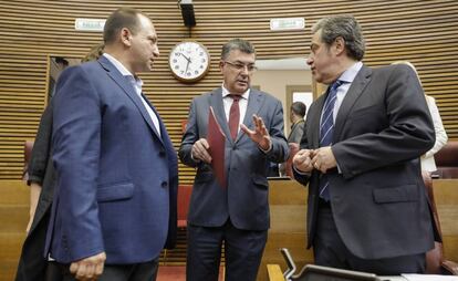 Martínez Dalmau, de Unides Podem (izda.), Enric Morera, de Compromís, y José María Llanos (dcha.), de Vox, en el pleno de constitución del Parlamento.