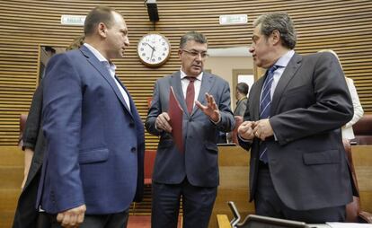 Martínez Dalmau, de Unides Podem (izda.), Enric Morera, de Compromís, y José María Llanos (dcha.), de Vox, en el pleno de constitución del Parlamento.