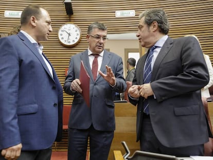 Martínez Dalmau, de Unides Podem (izda.), Enric Morera, de Compromís, y José María Llanos (dcha.), de Vox, en el pleno de constitución del Parlamento.