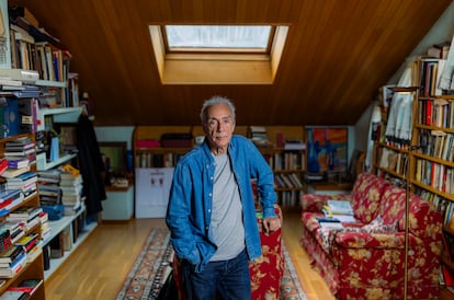Juan José Millas posa en su biblioteca, el 15 de mayo de 2025. 