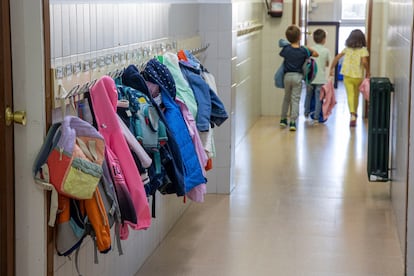 Un grupo de alumnos entra al centro de Educación Infantil y Primaria (CEIP) Duquesa de la Victoria de Logroño (La Rioja), el primer día de cole tras las vacaciones.