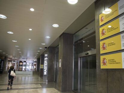 Entrada del edificio donde tiene sede la oficina de supervisión de la contratación pública, en Madrid.