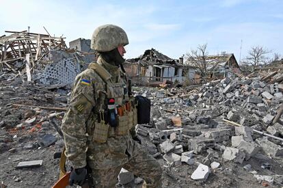 Un militar ucranio mira los escombros de casas destruidas en las afueras de Chuguiv, en la región de Járkov (noreste de Ucrania). La Unión Europea abordará su apoyo a la investigación de posibles crímenes de guerra cometidos en el país con el fiscal de la Corte Penal Internacional (CPI) en los próximos dos días, informó el sábado la Comisión.