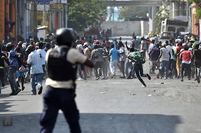 La oposición eleva el balance a cerca de unos 50 muertos y cientos de heridos. En las protestas del miércoles murió un manifestante alcanzado por un disparo de bala, sin que se haya aclarado quién disparó en su contra. Los manifestantes huyen de los disparos de la polcía durante las protestas del 13 de febrero en el centro de Puerto Príncipe.