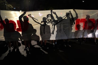 La imagen del rehén muerto Hersh Goldberg-Polin abría la manifestación de Jerusalén para pedir un acuerdo que permita regresar a los rehenes israelíes. 