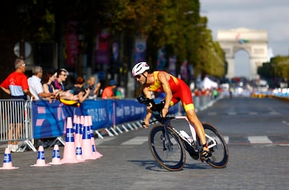  Daniel Molina, durante la disciplina de ciclismo en triatlón.