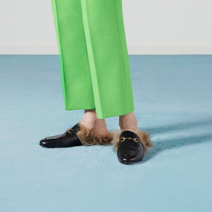 Gucci ha reeditado unos de sus modelos más famosos: los slipper Princetown, presenta dos por primera vez en 2015 y consolidados hoy como un icono de la moda. La silueta de mocasín clásico, con su característico estribo dorado, se complementa con el forro de lana de cordero. (895 euros).