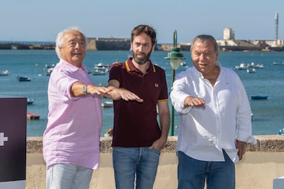 Antonio Romero y Rafael Ruiz, Los del Río, junto con Alejandro Marzoa (en el centro), director de la serie documental 'Macarena', el domingo en Cádiz. 
