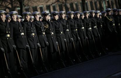 Soldados alineados fuera de la iglesia Michel durante el funeral oficial para el excanciller Helmut Schmidt en Hamburgo (Alemania).