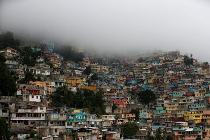 La ciutat de Port-au-Prince afectada per l'huracà Matthew que ara es dirigeix cap a Cuba i s'espera que arribi fins als Estats Units.