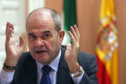 Manuel Chaves, el pasado miércoles en la subdelegación del Gobierno en Sevilla, durante un momento de la entrevista.