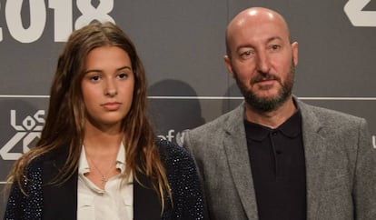 Dora Postigo con su padre, el músico Diego Postigo, en septiembre de 2018.