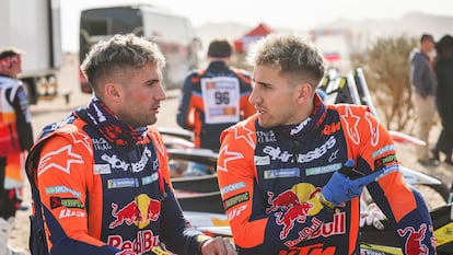 Kevin Benavides (izquierda) y Luciano Benavides (derecha) en la etapa prólogo del Dakar 2025 el 3 de enero.