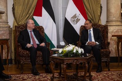 El ministro egipcio de Asuntos Exteriores, Badr Abdelatty (derecha), se reúne con el primer ministro palestino y ministro de Asuntos Exteriores, Mohammad Mustafa (izquierda), en el palacio Al Tahrir de El Cairo, el 3 de marzo de 2025.