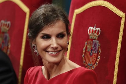 Para los premios de 2019, la reina Letizia ha llevado unos grandes pendientes de rubíes con dos filas de diamantes alrededor de ellos. También ha optado por el pelo recogido, como en el concierto celebrado la noche anterior.