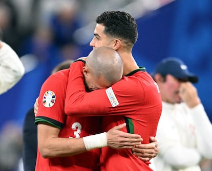 Pepe y Cristiano Ronaldo se muestran abatidos tras el partido.