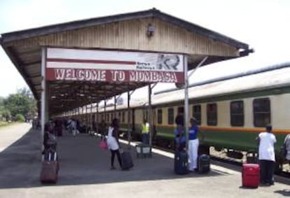 Varios pasajeros descienden del "Tren Luntico" en la estacin de ferrocarril de la ciudad costera keniana de Mombasa.