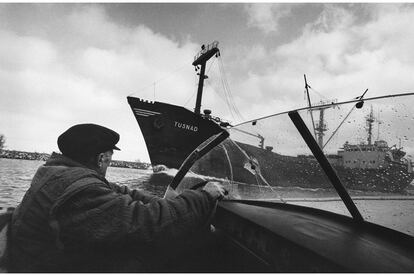 Inge Morath retom su recorrido por el Danubio dcadas despus de su primer viaje, durante el que no pudo adentrarse en la mayora de los pases del bloque sovitico. Cado el Teln de Acero Cen la imagen en el canal de Sulina, en Rumana (1994)C la fotgrafa austriaca regres para retratar, durante varios a?os, el aperturismo y la nueva realidad de estos pases a travs de su vida cotidiana.