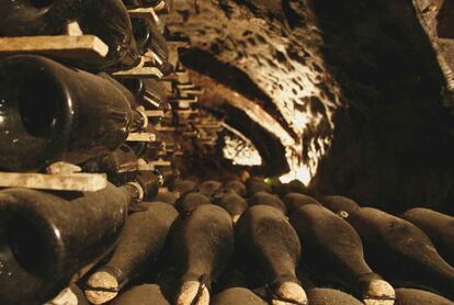 Durante la crianza las botellas están en rima y en horizontal. Tras el removido horizontal, reposan para favorecer la maceración del cava entre las lías y la cesión de aromas y sabores.