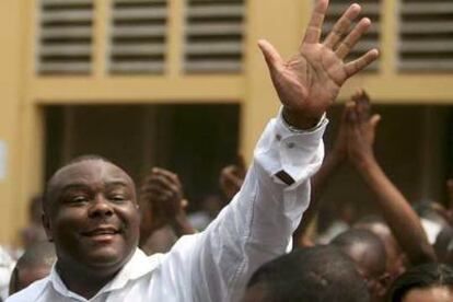 El candidato a la presidencia de la República Democrática del Congo Jean-Pierre Bemba, tras votar en las elecciones del pasado 30 de julio.