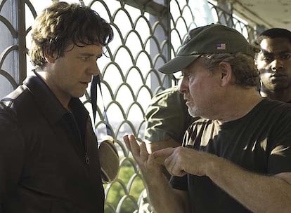 Ridley Scott, con gorra, da instrucciones a Russell Crowe en el rodaje de <i>American gangster.</i>
