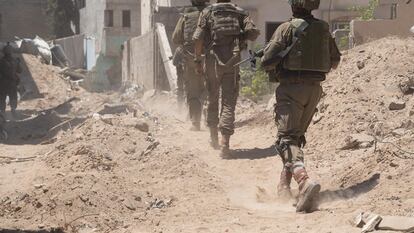 Soldados israelíes durante una operación en la franja de Gaza, en una imagen distribuida este lunes por el ejército.