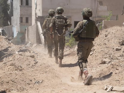 Soldados israelíes durante una operación en la franja de Gaza, en una imagen distribuida este lunes por el ejército.