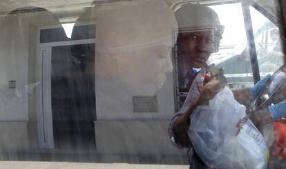 Dos mujeres de los diez inmigrantes subsaharianos rescatados por Salvamento Marítimo cuando intentaban alcanzar las costas españolas a bordo de una patera en aguas del Estrecho de Gibraltar, son trasladadas para ser atendidas por personal de Cruz Roja en el puerto de Tarifa(Cádiz).