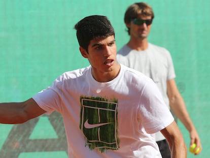 Carlos Alcaraz es observado por Juan Carlos Ferrero durante un entrenamiento en Villena, Alicante.