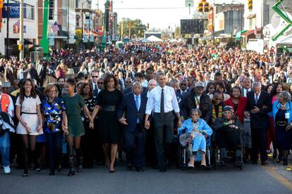 La familia Obama camina junto a una multitud por el puente Edmund Pettus, para conmemorar el 50 aniversario de las marchas del movimiento de derechos civiles, el 7 de marzo de 2015.