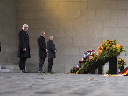 Emmanuel Macron, primeiro à esquerda, neste domingo na cerimônia em homenagem às vítimas da guerra em Berlim.