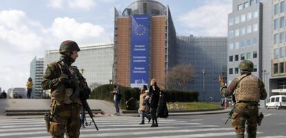 Soldados belgas vigilan el exterior del edificio de la Comisi&oacute;n Europea, minutos despu&eacute;s de los ataques.