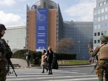 Soldados belgas vigilan el exterior del edificio de la Comisi&oacute;n Europea, minutos despu&eacute;s de los ataques.