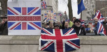 Varias personas participan en la manifestación a favor del brexit en el Old Palace Yard, en Londres, el pasado 23 de enero.