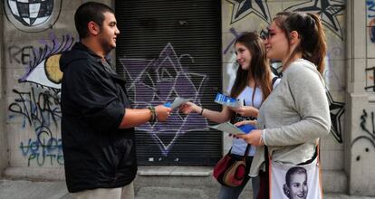 Activistas del movimiento kirchnerista reparten propaganda.