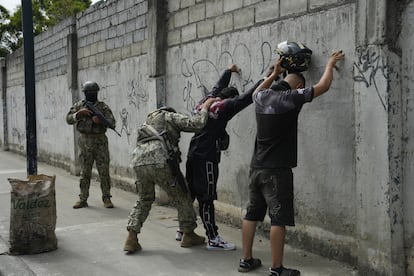 Soldiers search motorcyclists in Durán, August 14, 2023.