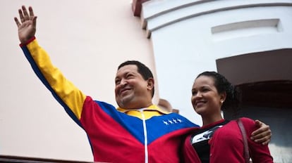 Hugo Chávez, junto a su hija Rosa Virginia, en el Palacio de Miraflores en Caracas.