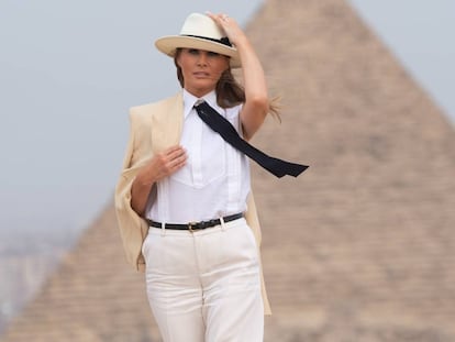 Melania Trump em 6 de outubro durante visita às pirâmides do Egito.