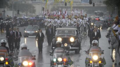 El Rolls Royce que transporta a la nueva presidente de Brasil, Dilma Rousseff, se dirige al Parlamento por las calles de Brasilia.