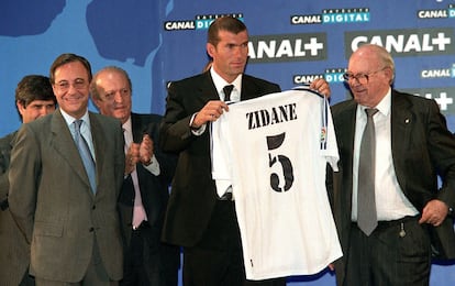 Zidane, en su presentación como jugador del Madrid en julio de 2001.