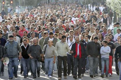 La jornada de paros continuó ayer en el sector naval de Vigo, esta vez en protesta por las condiciones de trabajo de los obreros tras el fallecimiento de un operario en la madrugada del miércoles.