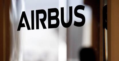 Logo de Airbus en su sede.