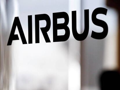 Logo de Airbus en su sede.