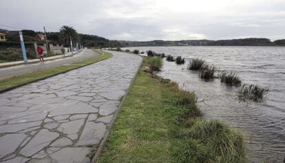 La laguna de A Frouxeira a punto de desbordarse el pasado viernes.