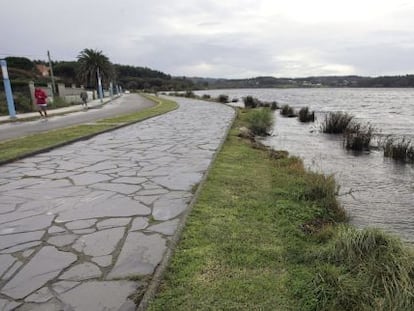 La laguna de A Frouxeira a punto de desbordarse el pasado viernes.