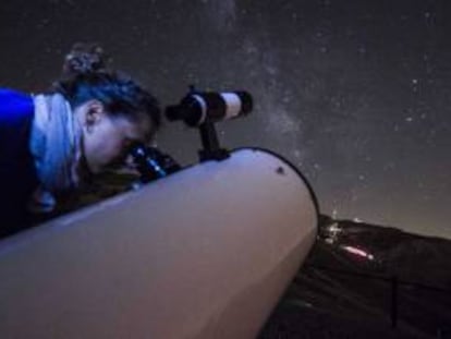 Una mujer observa las estrellas.