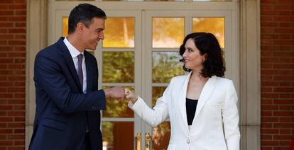 El presidente del Gobierno, Pedro Sánchez, y la presidenta de la Comunidad de Madrid, Isabel Díaz Ayuso, en un encuentro en el Palacio de La Moncloa.