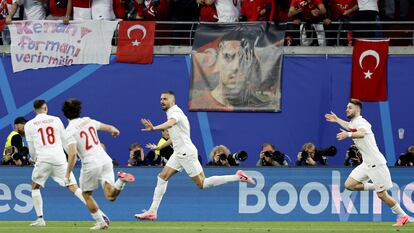 Merih Demiral celebra su segundo gol ante Austria en los octavos de final de la Eurocopa.