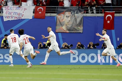 Merih Demiral celebra su segundo gol ante Austria en los octavos de final de la Eurocopa.