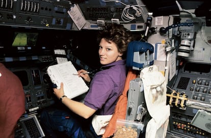En febrero de 1995, Eileen Collins se convertía en la primera piloto de una nave espacial, el transbordador 'Discovery'. Las mujeres cogían los mandos.